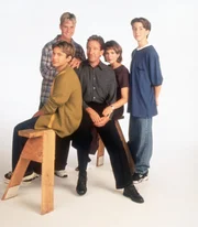 Familie Taylor: V.l.: Randy (Jonathan Taylor Thomas), Bradley (Zachery Ty Bryan), Tim (Tim Allen), Jill (Patricia Richardson) und Mark (Taran Noah Smith).