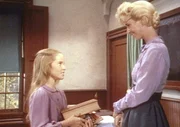 Mit Hilfe ihrer Lehrerin Miss Beadle (Charlotte Stewart, r.) bereitet sich Mary (Melissa Sue Anderson, l.) auf die Pr&uuml;fung vor.