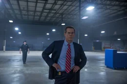 Vorne: FBI Special Agent Richard DesLauriers (Kevin Bacon) bereitet alles vor, um den Tatort f&uuml;r die Rechercheteams nachstellen zu lassen.