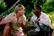 Dr. Dolittle (Eddie Murphy, r.) sucht Rat beim australischen Crocodile Hunter (Steve Irwin), der sich bestens mit Alligatoren und Krokodilen auskennt.