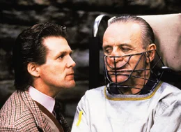 Jack Crawford (Scott Glenn, l.) m&ouml;chte zu gerne das Wesen des Massenm&ouml;rders Hannibal Lecters (Anthony Hopkins) ergr&uuml;nden.