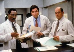 Der Humanmediziner Dr. Dolittle (Eddie Murphy, l.) und seine Partner Dr. Weller (Oliver Platt, M.) und Dr. Reiss (Richard Schiff) sind sehr berechnend und w&auml;gen ihr Handeln stets gut ab.