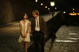 Muse (Marion Cottilard, l.) und Gil (Owen Wilson, r.)