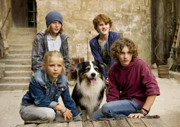 L-R: Anne (Neele Marie Nickel), Dick (Justus Schlingensiepen), Hund Timmy (m.), Julian (Quirin Oettl). George (Valeria Eisenbart).