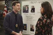 Jake Peralta (Andy Samberg, l.); Amy Santiago (Melissa Fumero, r.)