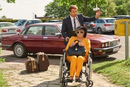 Als der Rechtsanwalt Felix (Hendrik Duryn, hinten) seine Mutter Elinor (Grit Boettcher, vorne) in Carolins Pflegeheim anmeldet, ahnt er nicht, dass er damit eine Lawine lostritt, die f&uuml;r etliche Turbulenzen sorgt ...