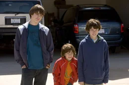 Die Baxter Boys: v.li.: Dylan (Johnny Simmons), Ryan (Jimmy Bennett) und Jordan (Graham Phillips).  +++ Die Verwendung des sendungsbezogenen Materials ist nur mit dem Hinweis und Verlinkung auf RTL+ gestattet. +++; Die Baxter Boys: v.li.: Dylan (Johnny Simmons), Ryan (Jimmy Bennett) und Jordan (Graham Phillips).  +++ Die Verwendung des sendungsbezogenen Materials ist nur mit dem Hinweis und Verlinkung auf RTL+ gestattet. +++
