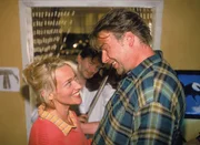 Horst (Frank Vockroth, r.) ist &uuml;bergl&uuml;cklich als Rita (Gaby K&ouml;ster, l.) endlich nach Hause kommt. Jetzt steht einem romantischen Abend mit Stehgeiger (Max Herbrechter, M.) nichts mehr im Wege.