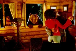 Dolittle (Eddie Murphy) schwoovt mit seiner Frau Lisa (Kristen Wilson) und gibt Hund Lucky (gesprochen von Thomas Fritsch) und B&auml;r Archie (gesprochen von Kai Wiesinger) damit Nachhilfe in Romantik.