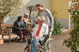 Carolin (Susan Hoecke, r.) ist mit Leib und Seele Altenpflegerin, obwohl ihr Chef alles versucht, ihr den Job madig zu machen. Mit liebevoller F&uuml;rsorge und gesundem Menschenverstand gelingt es ihr, auch Elinors (Grit Boettcher, vorne l.) Herz zu erobern ...