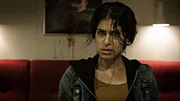June (Yasmin Mahmoud) wei&szlig;, dass die Entf&uuml;hrung noch lange nicht vorbei ist und das sie um ihre Freiheit k&auml;mpfen muss.
