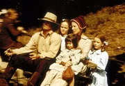 Die Familie Ingalls f&auml;hrt zum Gottesdienst: (v.l.n.r.) Charles (Michael Landon), Mary (Melissa Sue Anderson), Carrie (Lindsay Sidney Greenbush), Caroline (Karen Grassle) und Laura (Melissa Gilbert).