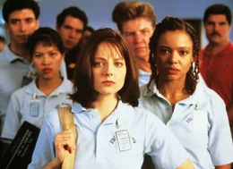 Die intelligente und ehrgeizige FBI-Studentin Clarice Starling (Jodie Foster, vo.) soll helfen, einen psychopathischen Frauenm&ouml;rder zu finden.