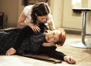 Wege zum Gl&uuml;ck Kapitel 508 Staffel 1, Episode 508 Liegt regungslos am Boden: Susanne Berckhemer als Luisa, Annemone Haase als Hedwig