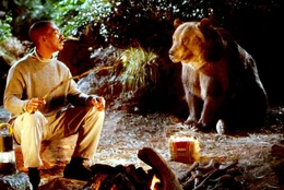 Dolittle (Eddie Murphy) beginnt mit dem Tanzb&auml;ren Archie sein 'Zur&uuml;ck zur Natur'-Programm. M&uuml;hsam unterrichtet er ihn in der hohen Kunst des Fischefangens, H&ouml;hlenbewohnens, Jagens und Laufens...
