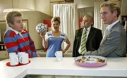 Doreen verkündet Luis, Herbert Schulze und Sven, dass sie für den Kleinfeld-Soccercup ein Damen-Team aufstellen wird, das gegen die Männermannschaft antreten soll. Doreen verkündet Luis, Herbert Schulze und Sven, dass sie für den Kleinfeld-Soccercup ein Damen-Team aufstellen wird, das gegen die Männermannschaft antreten soll.