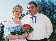 Im Eheglück: Alfons (Peter Rappenglück) und seine Braut Neli (Claudia Zöhrer). Im Eheglück: Alfons (Peter Rappenglück) und seine Braut Neli (Claudia Zöhrer).