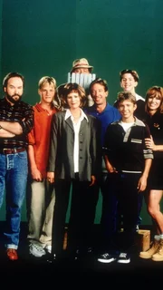 v. L.: Al (Richard Karn), Bradley (Zachery Ty Bryan), Jill (Patricia Richardson), Wilson (Earl Hindman), Tim (Tim Allen), Randy (Jonathan Taylor Thomas), Mark (Taran Noah Smith) und Heidi (Debbe Dunning). v. L.: Al (Richard Karn), Bradley (Zachery Ty Bryan), Jill (Patricia Richardson), Wilson (Earl Hindman), Tim (Tim Allen), Randy (Jonathan Taylor Thomas), Mark (Taran Noah Smith) und Heidi (Debbe Dunning).