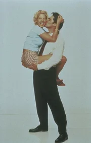 Dharma (Jenna Elfman, li.) ist völlig verrückt nach ihrem Ehemann Greg (Thomas Gibson). Dharma (Jenna Elfman, li.) ist völlig verrückt nach ihrem Ehemann Greg (Thomas Gibson).