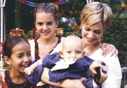 Tini (Ginger Wensky, li.), Laura (Nina Szeterlak, 2.v.li.) und Jesus (Toni Henschelmann) sind gl&uuml;cklich, endlich ein Zuhause bei Lena (Sonsee Ahray Floethmann, re.) gefunden zu haben.