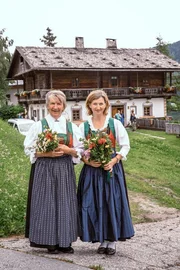 Helene und Altb&auml;uerin Brigitte Lugger (l.).