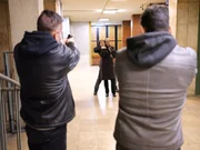 Emma Chambers (Fiona Shaw, hinten l.); Andras Juszt (Mikl&oacute;s B&eacute;res, hinten r.)