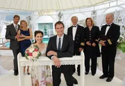 Das junge Paar Anne und Stefan Maierhofer geben sich an Bord das Ja-Wort. (hinten v.l.n.r. Patrik Fichte, Eva-Maria Grein, Siegfried Rauch, Heide Keller, Horst Naumann; vorne Sophie Dal, Ralf Bauer)