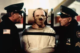 Dr. Hannibal Lecter (Anthony Hopkins, M.) soll unter h&ouml;chsten polizeilichen Sicherheitsma&szlig;nahmen (Charles Napier, l. und Jonathan Demme) in ein anderes Gef&auml;ngnis &uuml;berf&uuml;hrt werden.