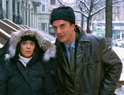 Zwei Schwestern sind auf brutalste Weise umgebracht worden. Mike (Chris Noth) und Carolyn (Annabella Sciorra) befragen die Studienkollegen der Opfer. Zwei Schwestern sind auf brutalste Weise umgebracht worden. Mike (Chris Noth) und Carolyn (Annabella Sciorra) befragen die Studienkollegen der Opfer.