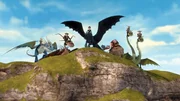 Wahre Freunde: Astrid und ihr Drache Sturmpfeil, Rotzbakke mit Drache Hakenzahn, Hicks mit Ohnezahn, Fischbein mit Drachendame Fleischklops und die Zwillinge Taffnuss und Raffnuss mit ihrem Drachen und den beiden K&ouml;pfen Kotz und W&uuml;rg.