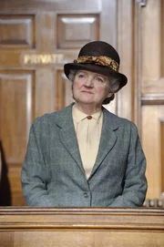 Miss Marple (Julia McKenzie)