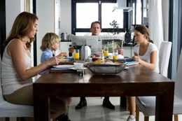 Schon seit langem l&auml;uft einiges ziemlich falsch bei den Burghardts (v.l.n.r.: Elena Uhlig, Filippo Kreindl, Max Tidof und Carina Diesing). Denn Oberhaupt Max hat s&auml;mtliche Pflichten des Familienlebens erfolgreich auf seine Frau abgew&auml;lzt, am&uuml;siert sich stattdessen mit anderen. Da muss seine Frau f&uuml;r einige Wochen ins Krankenhaus ...