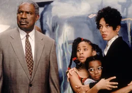 Dr. Dolittle's Vater Archer (Ossie Davis, li.) seine Frau Lisa (Kristen Wilson, re.) und seine T&ouml;chter Charisse (Raven Symon&eacute;, 2.v.li.) und Maya (Kyla Pratt) reagieren sehr &uuml;berrascht auf die Tatsache, dass er mit Tieren sprechen kann.