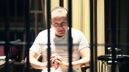 Mit verschl&uuml;sselten kryptischen Botschaften f&uuml;hrt der ber&uuml;chtigte, inhaftierte Serienkiller Hannibal Lecter (Anthony Hopkins) die kluge FBI-Novizin Clarice Starling auf die Spur des gef&auml;hrlichen Psychopathen Buffalo Bill..