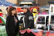 Die Spur im Fall der zerschredderten Leiche, die in einem Strohballen gefunden wurde, führt Booth (David Boreanaz) und Brennan (Emily Deschanel) in die Demolition Derby-Szene. Die Spur im Fall der zerschredderten Leiche, die in einem Strohballen gefunden wurde, führt Booth (David Boreanaz) und Brennan (Emily Deschanel) in die Demolition Derby-Szene.