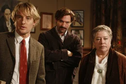 Gil (Owen Wilson) trifft auf Ernest Hemingway (Corey Stoll) und Gertrude Stein (Kathy Bates)