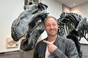 Moderator Tobis K&auml;mmerer mit einem Dino im Senckenberg Museum in Frankfurt am Main.