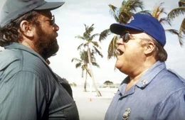 Aus Versehen geraten Will (Bud Spencer, l.) und sein Kumpel Matt in eine Polizeischule. Und nun m&uuml;ssen sie sich als Polizeianw&auml;rter einem Captain unterordnen. Kann das gutgehen?
