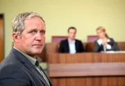 MDR Fernsehen DER WINZERK&Ouml;NIG III. STAFFEL, FOLGE 35, "Die Kandidatin", Paul steht vor Gericht. Thomas Stickler (Harald Krassnitzer) bei seiner Aussage vor Gericht.