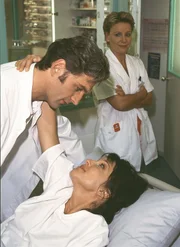 Unverhohlen baggert Monika (Eva Kryll, lieg.) Dr. Schmidt (Walter Sittler) im Krankenhaus an. Nikola (Mariele Millowitsch, r.) bringt ihn auf die Idee, er solle doch einfach behaupten, er sei vergeben.