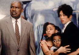 Dr. Dolittle's Vater Archer (Ossie Davis, l.) seine Frau Lisa (Kristen Wilson, r.) und seine T&ouml;chter Charisse (Raven Symon&eacute;, 2.v.l.) und Maya (Kyla Pratt) reagieren sehr &uuml;berrascht auf die Tatsache, dass er mit Tieren sprechen kann.