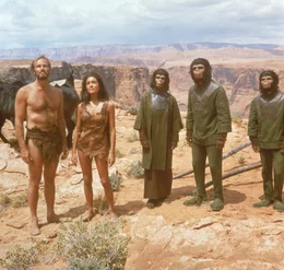 Dr. Zira (Kim Hunter, M.) und Dr. Cornelius (Roddy McDowell, 2.v.r.) wollen schlie&szlig;lich Taylor (Charlton Heston, l.) und Nova (Linda Harrison, 2.v.l.) helfen, in die "Verbotene Zone" zu fliehen. Doch wird es ihnen gelingen?