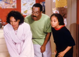 Dr. Dolittle (Eddie Murphy, Mi.), seine Frau Lisa (Kristen Wilson, li.) und seine Tochter Charisse (Raven Symon&eacute;, re.) hei&szlig;en ein paar neue vier-beinige G&auml;ste in ihrem Haus willkommen.