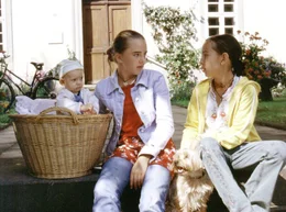Die Kinder Tini (Ginger Wensky, rechts), Laura (Nina Szeterlak, Mitte) und Jesus (Toni Henschelmann) haben ihre Eltern verloren und sind auf der Suche nach ihrem Onkel.