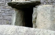 Newgrange ist das größte Hügelgrab, um dieses herum sind weitere, kleinere Gräber angelegt Newgrange ist das größte Hügelgrab, um dieses herum sind weitere, kleinere Gräber angelegt