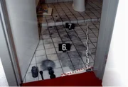 Nach dem Mord an Claudia K. wird im Haus nach Spuren des Täters gesucht. Der Fall wird später zu einem sogenannten Cold Case. Nach dem Mord an Claudia K. wird im Haus nach Spuren des Täters gesucht. Der Fall wird später zu einem sogenannten Cold Case.