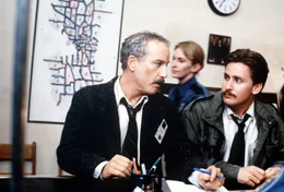 3. Die Polizisten Chris Lecce (Richard Dreyfuss, li.) und Bill Reimers (Emilio Estevez) sind nicht nur Partner, sondern auch dicke Freunde. Als die beiden mit der Beschattung einer attraktiven Gangsterbraut beauftragt werden, geraten sie in Teufels K&uuml;che.