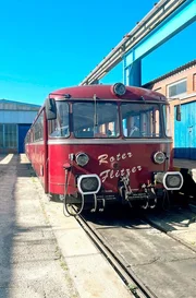 Der &bdquo;Rote Flitzer&ldquo; wird liebevoll mit viel M&uuml;he, ehrenamtlich vom &bdquo;F&ouml;rderverein Schienenbus e.V.&ldquo; aus Kornwestheim erhalten.