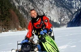 Erich Pr&ouml;ll am vereisten Toplitzsee.