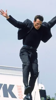 Tom (Rene Steinke) will van Heerlen aufhalten und springt auf den fahrenden LKW...